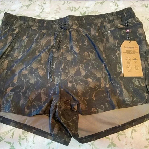 Avalanche women’s shorts - Picture 1 of 6